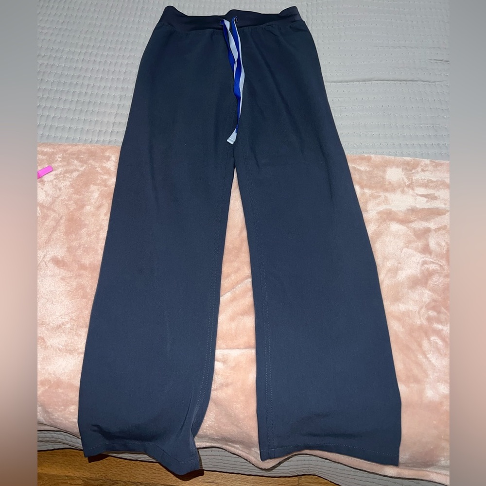 High wasted livingston FIGS scrub pants                SIZE SMALL PETITE